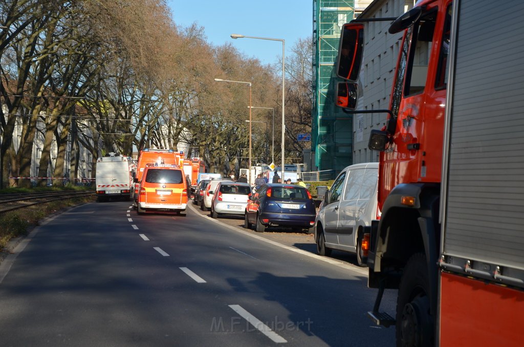 Gasaustritt 2 Koeln Ehrenfeld Lindenbornstr P06.JPG - Miklos Laubert